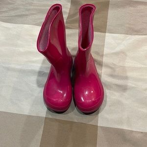 Pink and purple collar rain boots